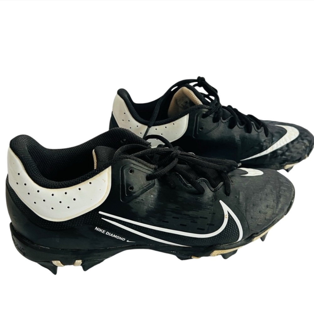 Nike women’s softball cleats, black and white. Hyperdiamond 4